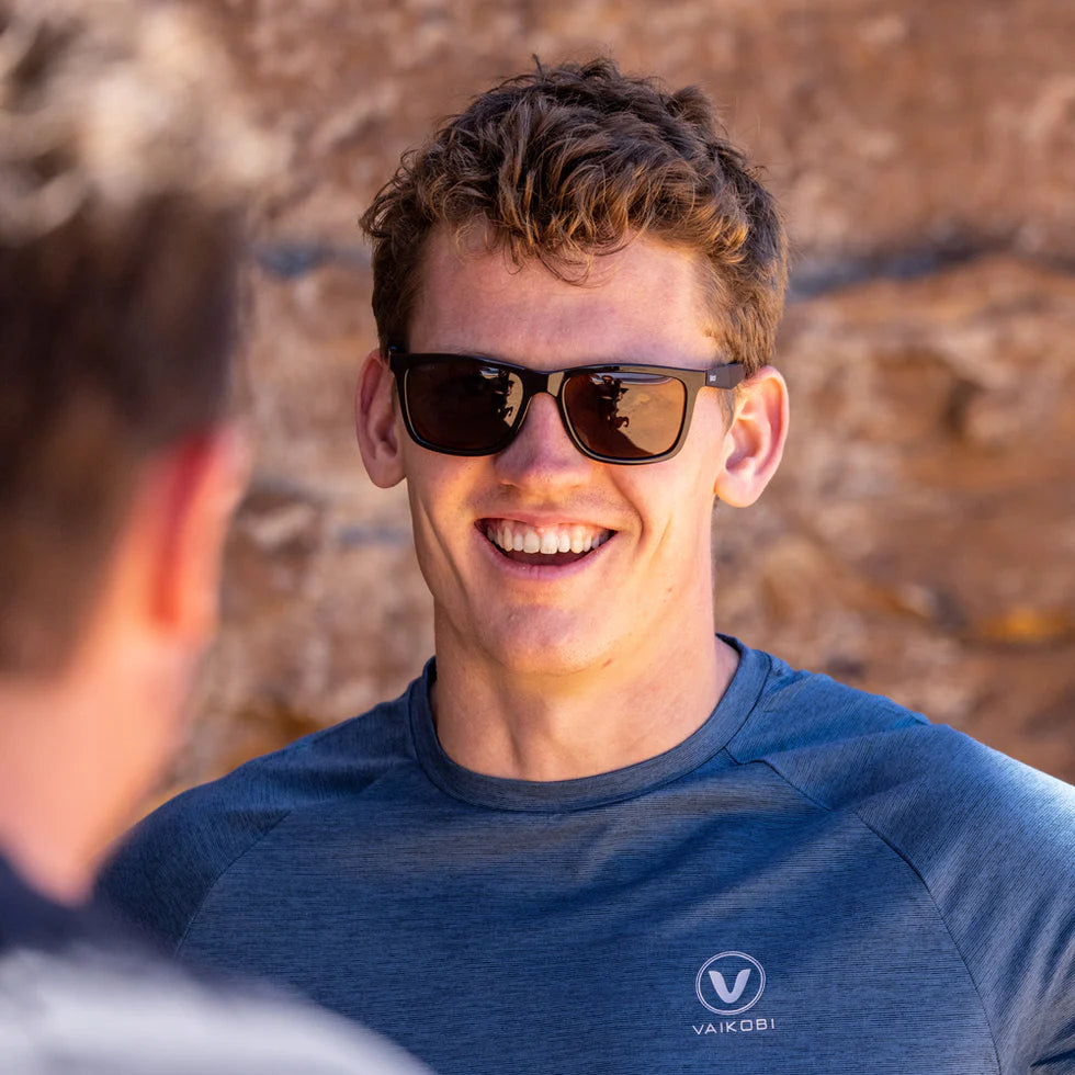 VAIKOBI VIENTO POLARIZED SUNGLASSES (BLACK/SMOKE)