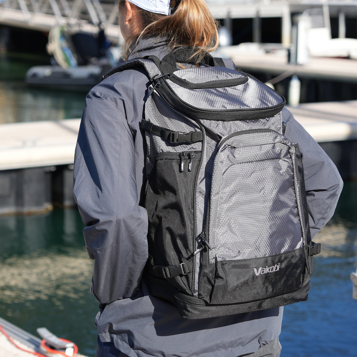 Vaikobi Crew Backpack – Charcoal – worn