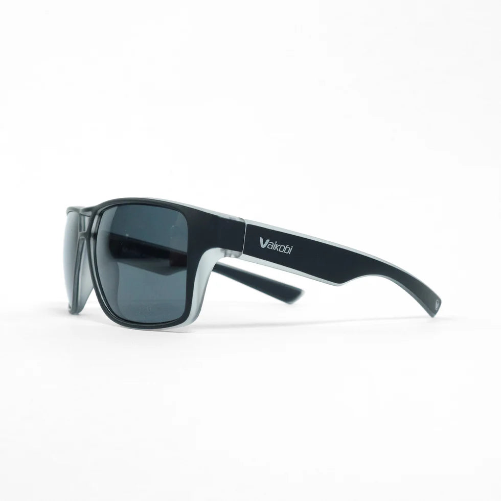 VAIKOBI MOLOKAI POLARIZED SUNGLASSES (BLACK/SMOKE)