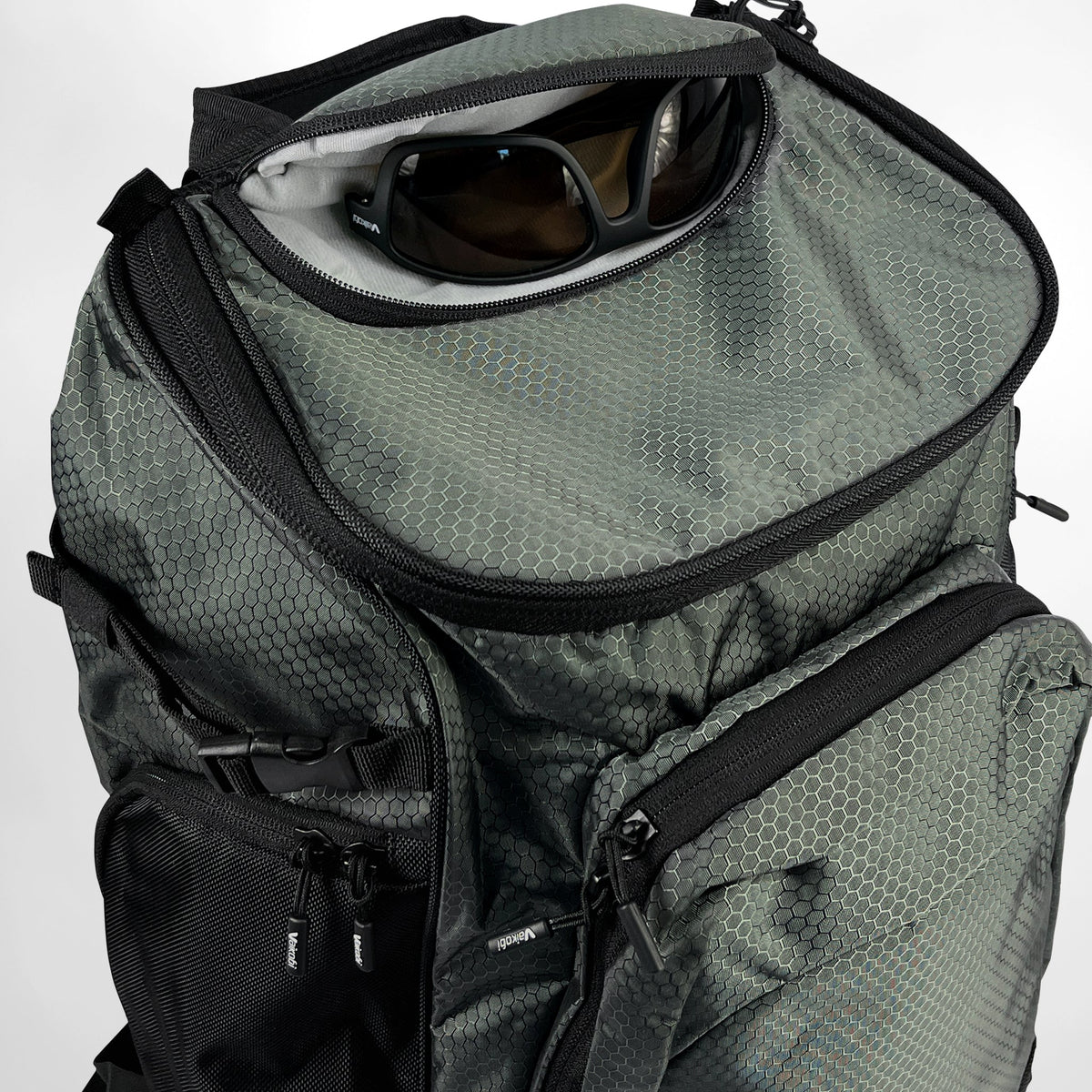 Vaikobi Crew Backpack – Charcoal – fleece-lined sunglasses pocket