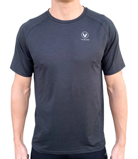 VAIKOBI MENS UV PERFORMANCE S/S TECH TEE- CHARCOAL