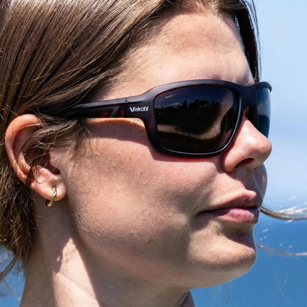 VAIKOBI GARDA POLARIZED SUNGLASSES (BROWN/SMOKE)