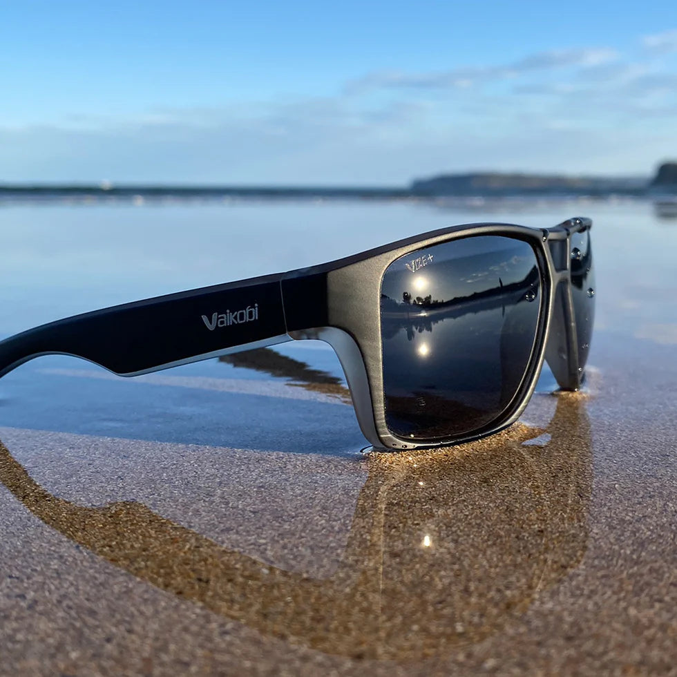 VAIKOBI MOLOKAI POLARIZED SUNGLASSES (BLACK/SMOKE)