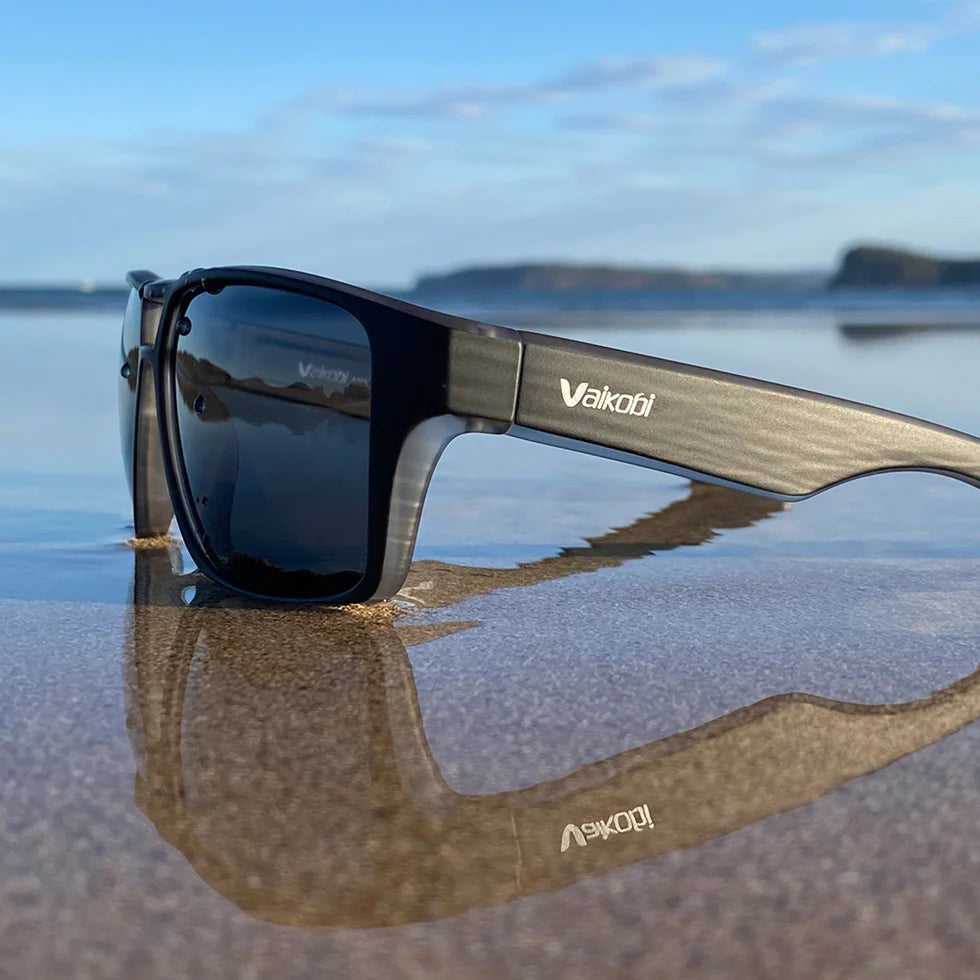 VAIKOBI MOLOKAI POLARIZED SUNGLASSES (BLACK/SMOKE)