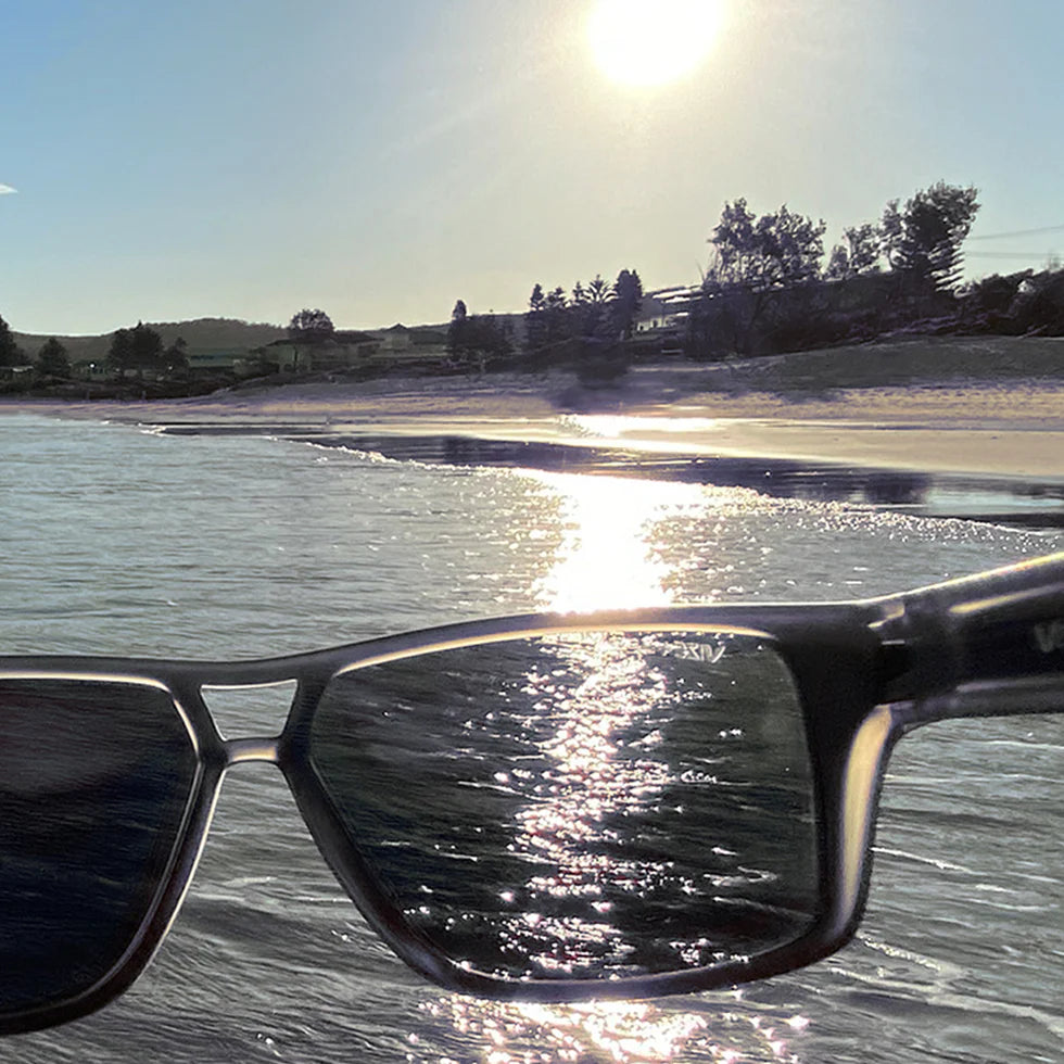 VAIKOBI MOLOKAI POLARIZED SUNGLASSES (BLACK/SMOKE)