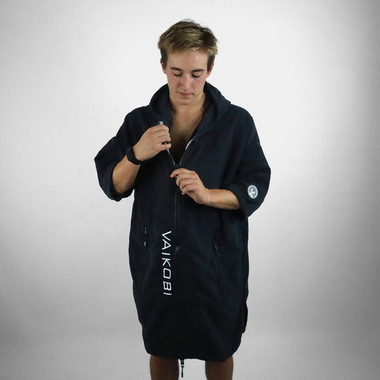 VAIKOBI FULL ZIP HOODED TOWEL - BLACK