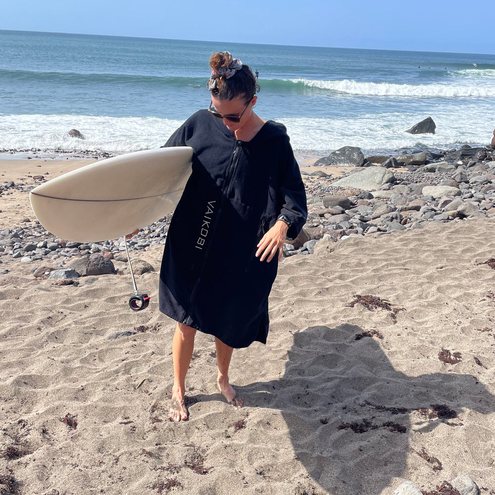 VAIKOBI FULL ZIP HOODED TOWEL - BLACK