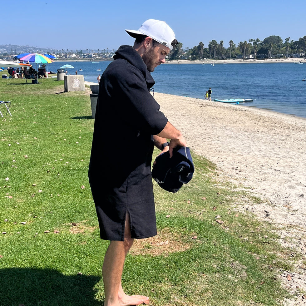 VAIKOBI FULL ZIP HOODED TOWEL - BLACK