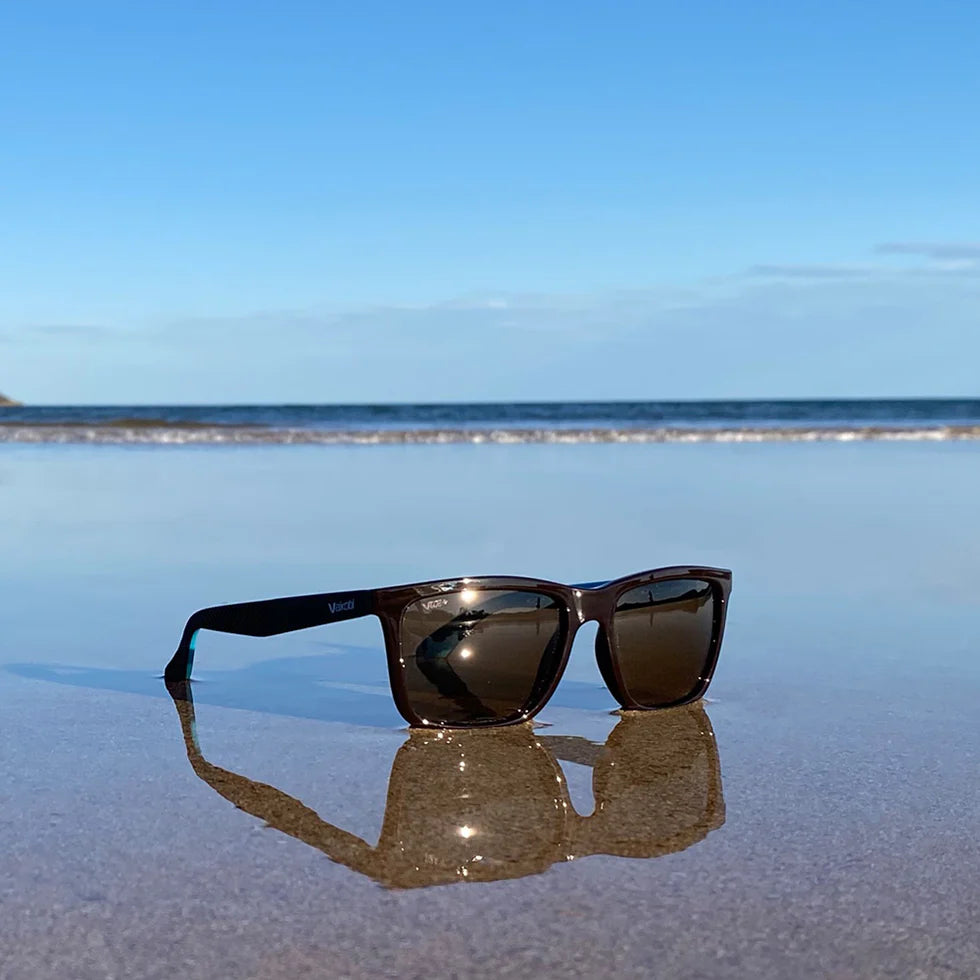 VAIKOBI VIENTO POLARIZED SUNGLASSES (BLACK/SMOKE)