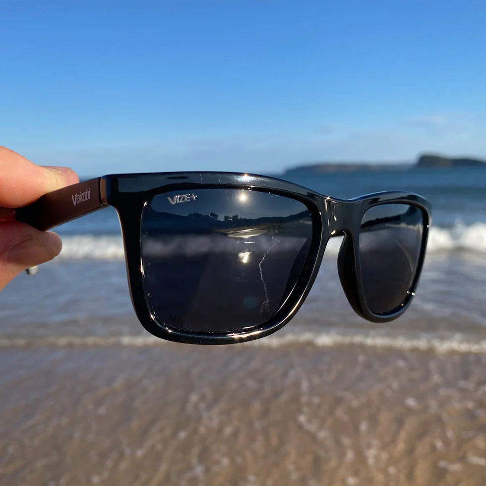 VAIKOBI VIENTO POLARIZED SUNGLASSES (BLACK/SMOKE)