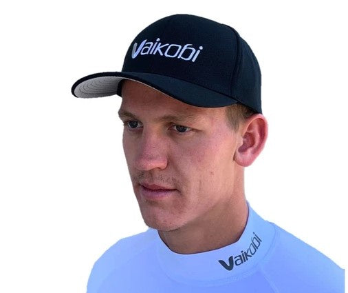 VAIKOBI PERFORMANCE MESH HAT LOGO - BLACK